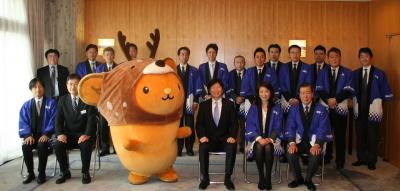 北海道観光キャラバン隊が知事を表敬訪問した際の集合写真