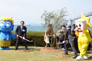 瀬戸大橋開業25周年記念植樹式２