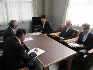 知事らが岡山県経営者協会で協力要請する写真
