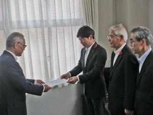 知事らが岡山県経営者協会の末長会長に要請文を渡す写真