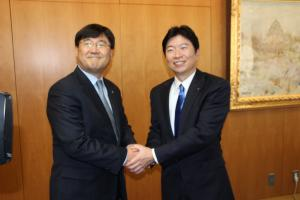 大韓航空日本地域本部長が知事を訪問しソウル線増便を発表