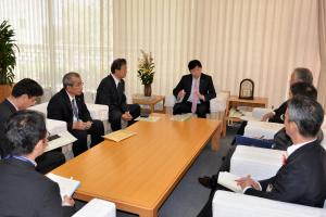 鳥取・岡山県境連携推進協議会からの要望書提出２