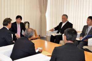 鳥取・岡山県境連携推進協議会からの要望書提出３