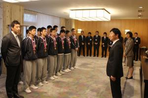 岡山県男子中学生バスケットボール選抜チームの知事表敬訪問