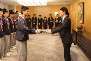 岡山県男子中学生バスケットボール選抜チームの知事表敬訪問