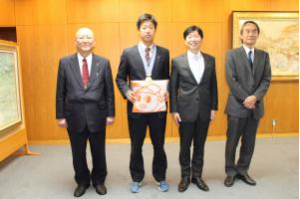 アジアソフトテニス選手権大会で優勝した上松俊貴選手が知事を表敬訪問