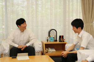 知事と歓談する守田さんの写真