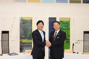 岡山・鳥取両県知事会議の２ショット写真