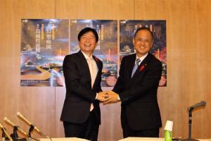 知事と岡山市長との懇談会で握手をする知事と市長の写真
