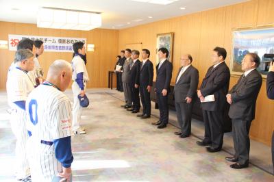 第１９回全日本身体障害者野球選手権大会の優勝チーム「岡山桃太郎」表敬訪問１