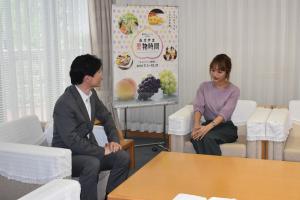 近藤千尋さんと岡山の果物について話をする伊原木知事の写真