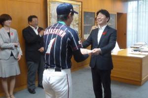 世界身体障害者野球日本大会で優勝の早嶋選手へ記念品を手渡す伊原木知事の写真