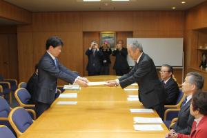 岡山県法人会連合会からの義援金贈呈及び税制改正に関する提言