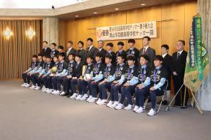 岡山学芸館高等学校男子サッカー部が知事に全国優勝を報告3