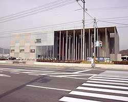 岡山西警察署建物の外観の写真