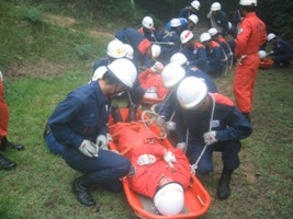 山中で要救助者を運ぶ訓練をしています。