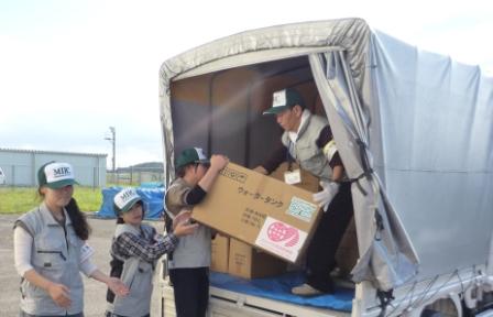 「フィリピンの台風被災地に救援物資を提供」の写真