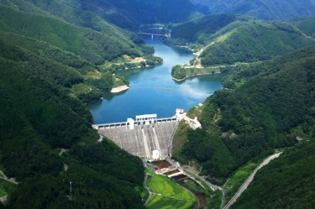 千屋ダムの全景写真