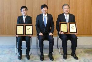 書家の髙木聖雨さんと将棋棋士の菅井竜也さんへ文化特別顕彰を授与 