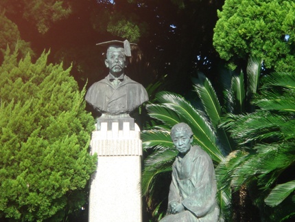 鳩山和夫・春子夫妻の像