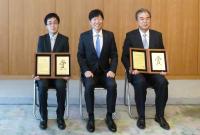書家の髙木聖雨さんと将棋棋士の菅井竜也さんへ文化特別顕彰を授与 