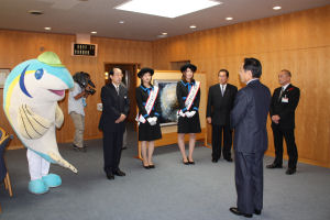 香川おさかな大使が岡山県知事を表敬訪問しました(2009年10月19日)