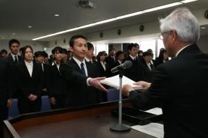 竹井県教育長（右）から辞令を受ける新規採用者