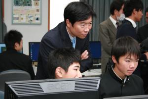 知事の中学校訪問の写真