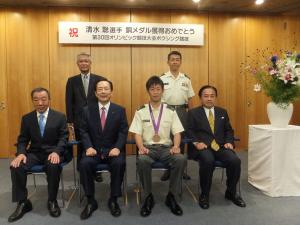 ロンドンオリンピックでメダルを獲得した岡山県ゆかりの選手に対して県民栄誉賞とスポーツ特別顕賞授与の写真
