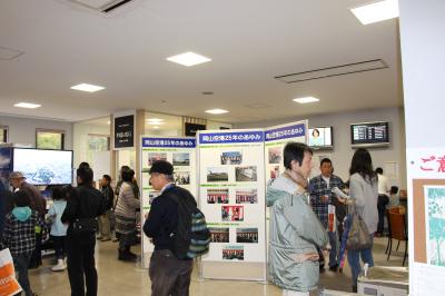 空港２５周年記念行事で写真展などを開催する様子