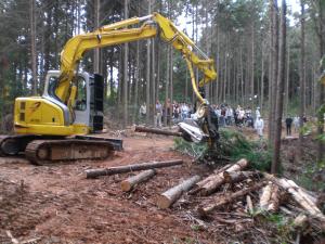 県林業試験場による林業機械の実演