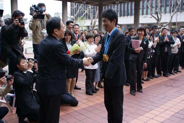 新田佳浩選手が岡山県庁に到着