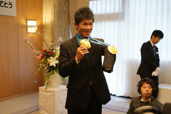 笑顔で取材に応じる新田佳浩選手