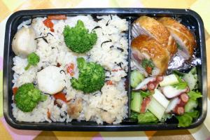 里芋の炊き込みご飯・鶏肉の野菜巻き・タコとセロリのサラダ３点セット
