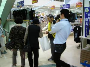 写真（チラシの配布２）