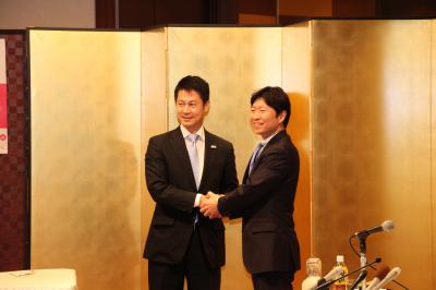 岡山、広島両県知事会で握手する知事