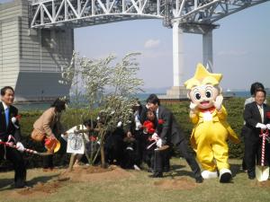 瀬戸大橋開通２５周年記念植樹式を開催