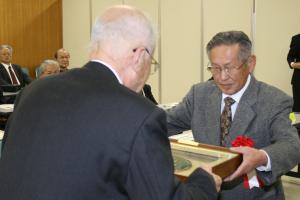 石田会長（左）から表彰を受ける宗森さん
