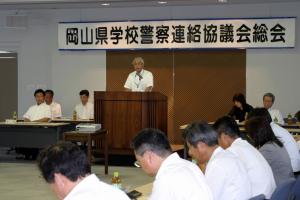 あいさつする竹井県教育次長