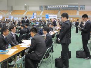 若者たちの就職面接会の写真