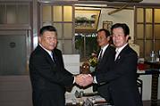 香川・岡山両県議会議長の握手の様子