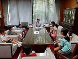 県庁・子ども参観日で議長室で議長と子ども達の語らいの様子