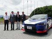 おかやま次世代自動車に並んだ知事、議長ら関係者の写真