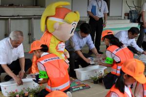 石井小学校児童による「石井いきいきパトロール隊」発足式４