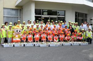 石井小学校児童による「石井いきいきパトロール隊」発足式６