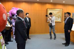 高梁市「ピオーネ・トマト」PRのための表敬訪問1