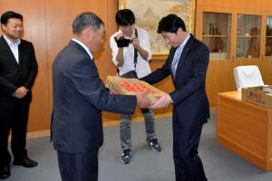 高梁市「ピオーネ・トマト」PRのための表敬訪問2
