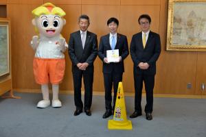 子ども110番セーフティーコーン贈呈式((株)岡山マツダ)3