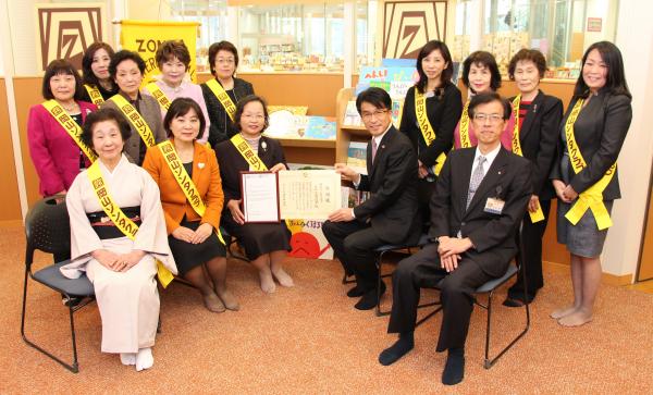  「子どもの読書を応援！」岡山ゾンタクラブから県立図書館へ「児童図書」寄贈