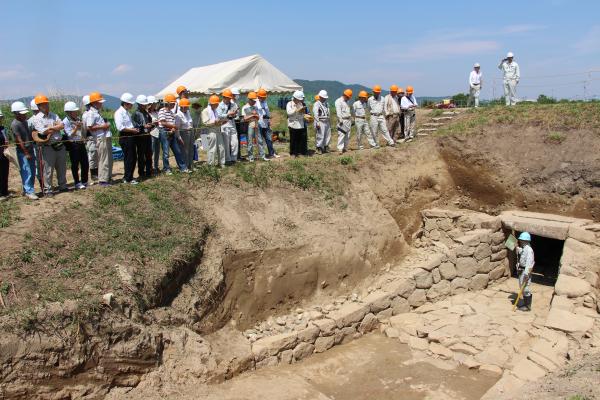 百間川背割堤暗渠（ひゃっけんがわせわりていあんきょ）発掘調査の現地公開